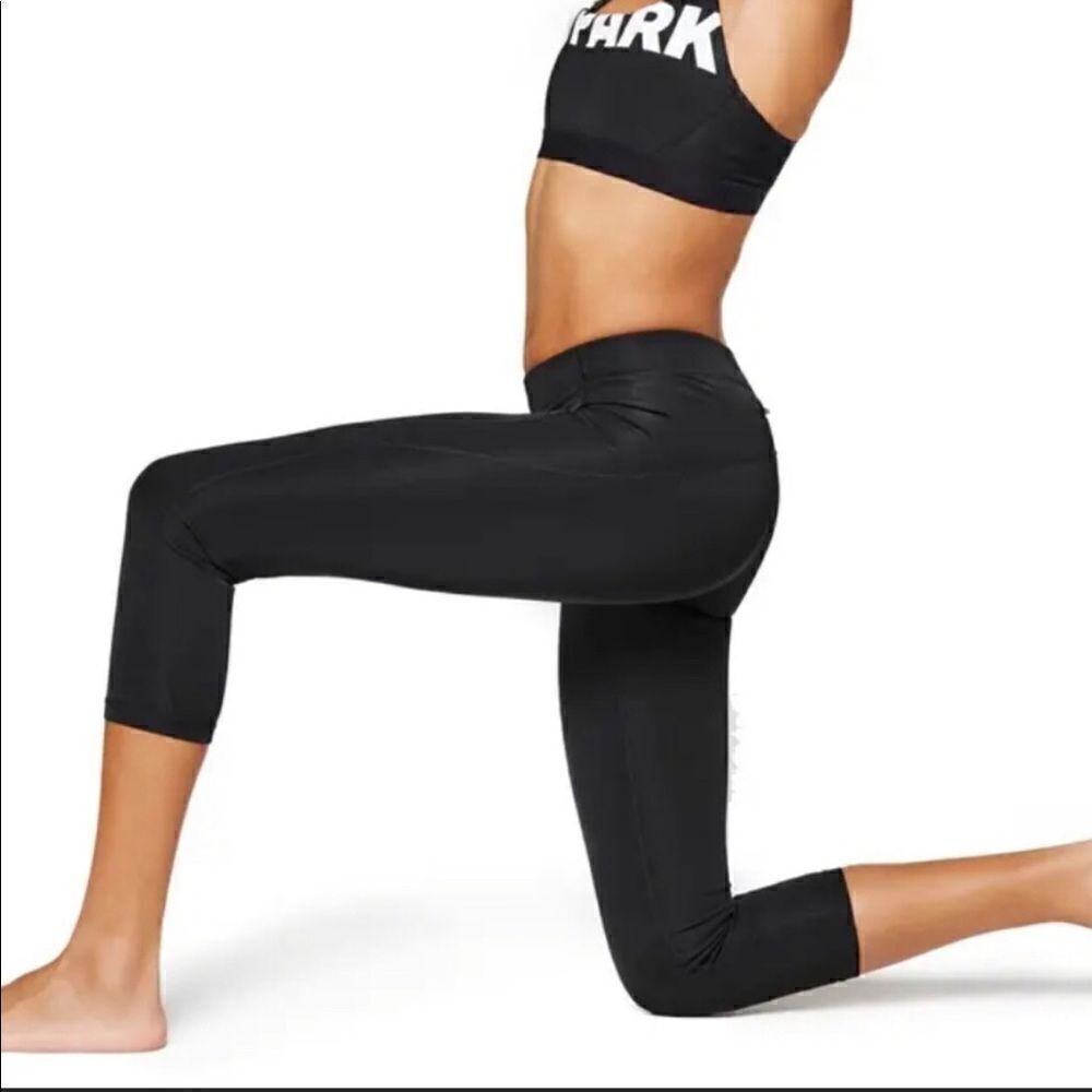 IVY PARK “V" Mid-Rise 7/8 Leggings